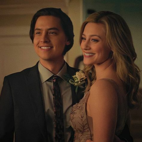 Riverdale Wallpapers, Betty Jughead, Riverdale Season 1, Riverdale Netflix, Romeo Ve Juliet, Riverdale Betty And Jughead, Riverdale Betty, Riverdale Characters, Bughead Riverdale