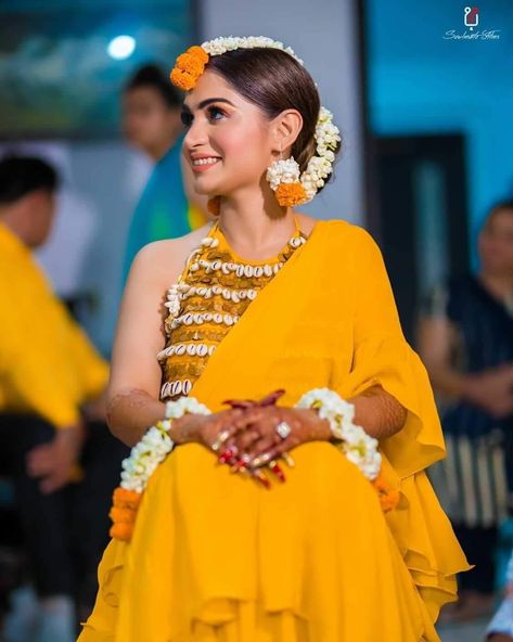 haldi bride in simple yellow saree and shell blouse Yellow Saree Haldi Look, Aiburobhaat Look, Haldi Saree Indian Bridal Yellow, Blouse Design For Haldi Ceremony, Yellow Saree Look For Haldi, Sarees For Haldi Ceremony, Saree For Haldi Bride, Haldi Bride Saree, Haldi Clothes For Bride