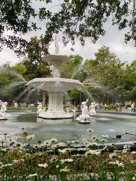 Savannah Georgia Fountain, Savannah Book Core, Savannah Ga Aesthetic, Savanna Core, Savannah Aesthetic, Savannah Core, Forsyth Park Savannah, Park Fountain, Summer Roadtrip