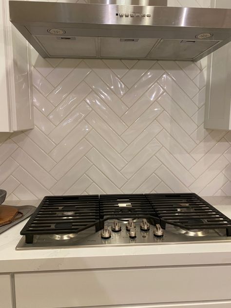 Cream Herringbone Backsplash, Cooker Splashback Ideas, Laundry Backsplash, Backsplash Herringbone, Splashback Ideas, Kitchen Splashback Tiles, Farmhouse Kitchen Backsplash, Grey Kitchen Designs, Lake House Kitchen