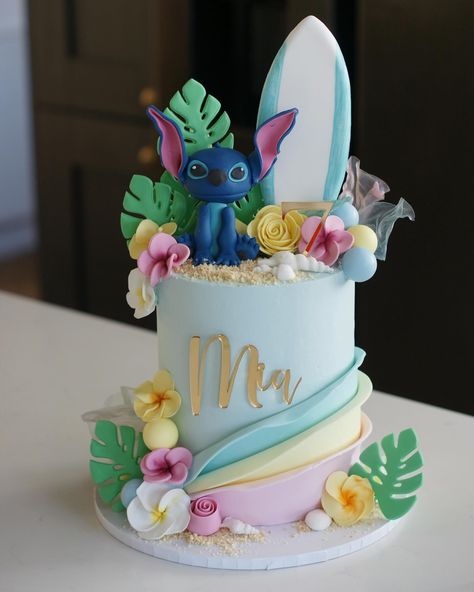 Think it’s time I shared a few photos! I’ve got so many that I haven’t shared yet. Loved this Lilo & Stitch cake 💙🩷 name & number charms: @rowanandcocreative I’m baking and answering messages/emails today so if you are waiting from me I will try to reply today. #cakes #cakedecorating #cakeart #kentcakes #londoncakes Stitch Cake Design, Lilo Stitch Cake, Cake Stitch, Stitch Birthday Cake, Birthday Stitch, Hawaiian Birthday Cakes, Lilo And Stitch Cake, Stitch Party, 8th Birthday Cake