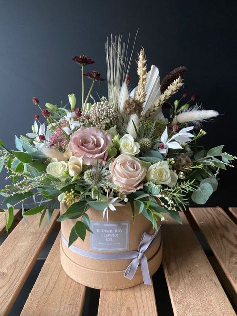 Hatbox Flower Arrangement, Boxed Flowers Arrangement, Floral Box Arrangements, Flowerbox Ideas, Bloom Box Flowers, Hatbox Flowers, Flower Hat Boxes, Bouquet Flores, Hat Box Flowers