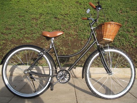 Resultado de imagen para bicicleta retro negra Wicker Bicycle Basket, Bici Retro, Bicycle Room, Bicycle Baskets, Bike Cart, Bike With Basket, Velo Vintage, Bicycle Basket, Retro Bicycle