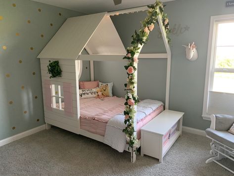 Diy House Bed Frame Kids Twin, House Bed Girls Room, Diy House Bed, Toddler Bedroom Playroom, Small Girls Bedrooms, Toddler Bed Girl, Toddler House Bed, Girls Room Diy, House Beds For Kids