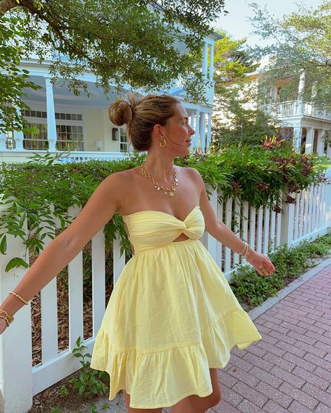 This shade of yellow all summer long !!!🌞🍋🌼 Dresses Inspo Summer, Summer Yellow Outfits, Summer Wardrobe Aesthetic, Dresses Summer 2024, Yellow Aesthetic Dress, Cute Summer Dresses Aesthetic, Yellow Girl Aesthetic, Yellow Dress Outfit Casual, All Yellow Outfit