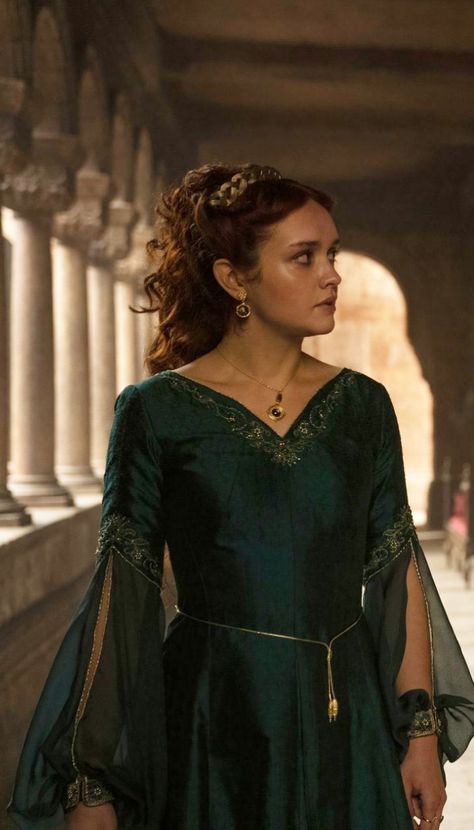 Alicent Hightower Dress, Tlk Oc, Alyssa Targaryen, Queen Alicent, Game Of Thrones Outfits, Olivia Cooke, Alicent Hightower, Green Queen, Targaryen Aesthetic