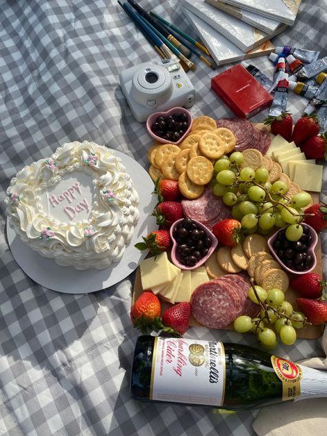 Romantic Beach Picnic, Beach Picnic Party, Picnic Date Food, Picnic Cake, Night Picnic, Sweet Sixteen Birthday Party Ideas, Tiktok Content, Birthday Picnic, Cake Aesthetic