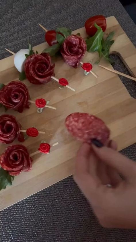 Rose Food, Sommer Mad, Decorações Com Comidas, Rose Recipes, Amazing Food Decoration, Catering Ideas Food, Party Food Buffet, Charcuterie Inspiration, Party Food Platters