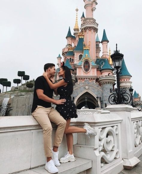 Disneyland Paris Outfit, Disneyland Couples Pictures, Couple Disney, Couples Disney, Disney Poses, Paris Photo Ideas, Disney Picture Ideas, Disneyland Photography, Paris Couple