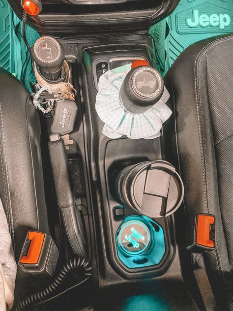 Jeep car decor VSCO #vsco #cardecor #jeep #jeeplife Jeep Wrangler Storage Ideas, Jeep Patriot Interior, Four Door Jeep Wrangler, Vsco Car, Jeep Interior, Jeep Wrangler Interior, Jeep Interiors, Badass Jeep, Jeep Car