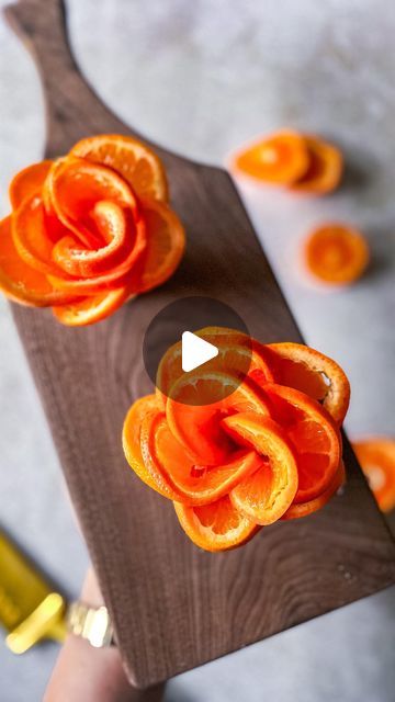 Orange Flower Charcuterie, Fruit Flowers Cake, Fruit Flowers Diy, How To Cut Fruit Fancy, Orange Garnish Ideas, Orange Fruit Flower, Flowers With Fruit, Fruit Roses, Fruit Shapes Design