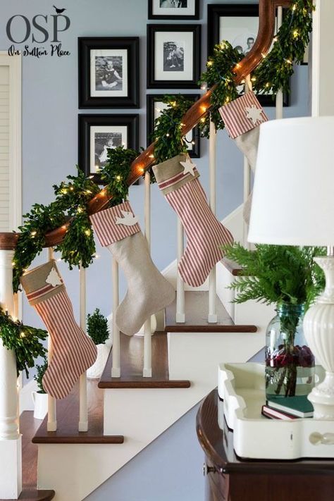 staircase christmas decor Christmas Banister, Christmas Stairs Decorations, Christmas Staircase Decor, Christmas Stairs, Christmas Staircase, Diy Christmas Lights, Ideas Navidad, Staircase Decor, Traditional Christmas Decorations