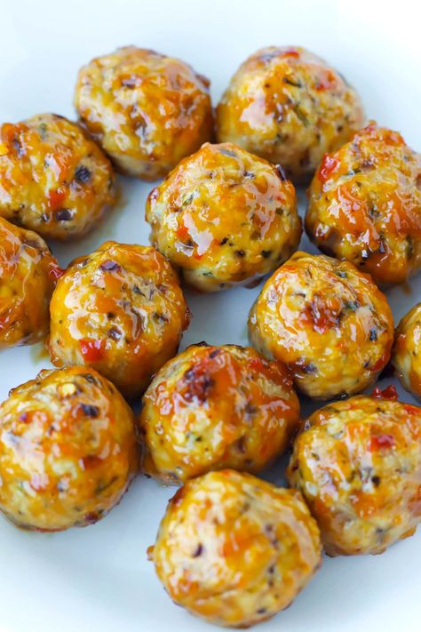 These Baked Spicy Chicken Meatballs are easy to make, healthy, and loaded with flavor! They’re also extremely juicy, great for meal prep, and are a fantastic party appetizer when tossed in a sticky, sweet and spicy Thai Sweet Chili Peanut Sauce! #chicken #meatballs #bakedspicychickenmeatballs #easychickenmeatballs #mealprep #healthymeatballs #bakedmeatballs | That Spicy Chick Spicy Chicken Balls, Spicy Chicken Meatballs, Peanut Sauce Chicken, Spicy Baked Chicken, Spicy Meatballs, Chicken Balls, Chicken Meatball Recipes, Sauce Chicken, Spicy Thai