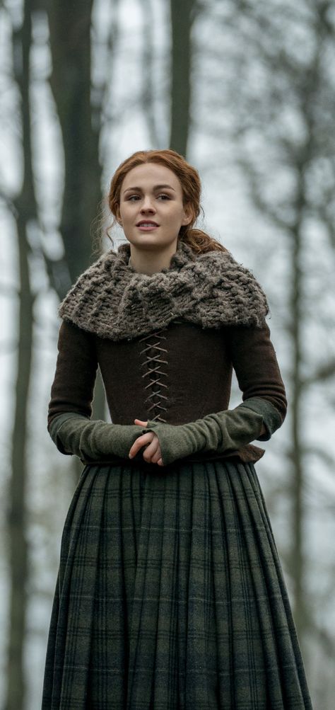 Highland Woman Costume, Scottish Attire Women, Scottish Traditional Dress Women, Scottish Historical Clothing, Outlander Womens Clothing, Scottish Outfits For Women, Scotish Clothes Traditional Women, Winter Medieval Dress, Scottish Traditional Clothing