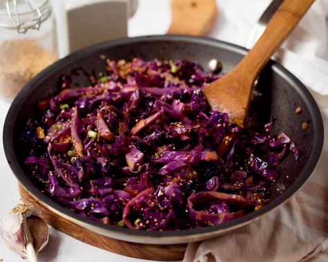 Cabbage Sauteed, Purple Cabbage Recipes, Sauteed Red Cabbage, Red Cabbage Recipes, Veggie Ideas, Roasted Cabbage, Cabbage And Bacon, Cooking Bacon, Vegetarian Cabbage