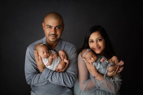 Twins With Parents Photography, Twins Newborn Photoshoot With Siblings, Newborn Twin Photography With Parents, Twin Newborn Photography With Siblings, Twins Newborn Photoshoot, Twins Photoshoot Ideas, Twin Photoshoot, Newborn Twin Photos, Twin Baby Photography