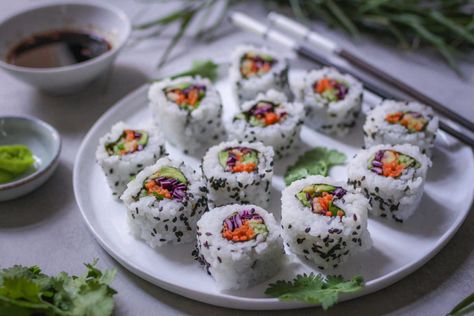 Vegan Sushi "inside-out" • veggies | vegan Inside Out Sushi, Veggie Sushi Rolls, Avocado Maki, Pickled Corn, Sushi Vegan, Sushi Mat, Veggie Sushi, Easy Sushi, How To Cut Avocado