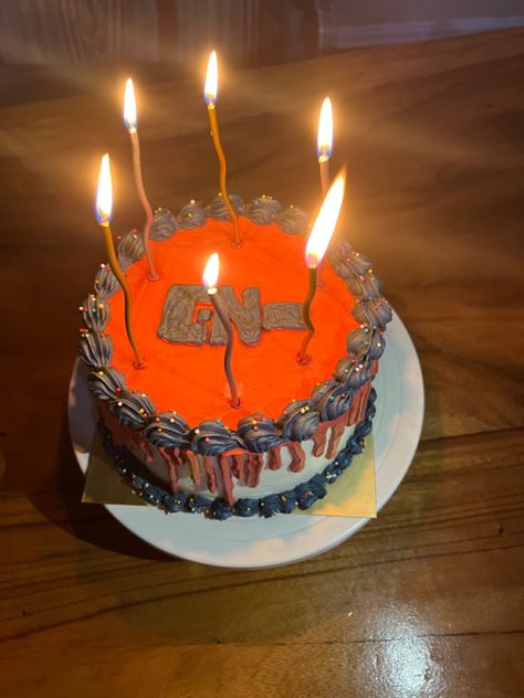 drunk dazed cake + enha logo on top :v Enhypen Cake Design, Enhypen Birthday Cake, Drunk Dazed Cake, Enhypen Cake Ideas, Kpop Cake Ideas, Enhypen Drunk Dazed, Small Cake Boxes, Drunk Dazed, 12th Birthday Cake