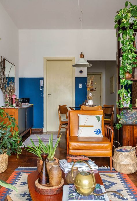 Eclectic Decor Vintage, Lots Of Plants, Earthy Home Decor, Colorful Apartment, Deco Studio, House Vintage, Casa Vintage, Design Blogs, Vintage Living Room