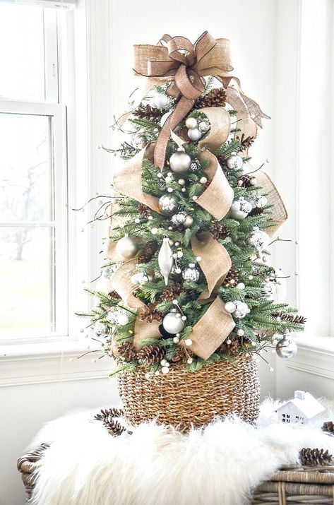 How to decorate a tabletop tree. A step-by-step guide for the prettiest tabletop Christmas tree! #christmas #christmastree #christmasdiy #christmasdecorating #easychristmasdecorating #christmasdecordiy #stonegable #tabletopchristmastree Table Top Tree Ideas, Small Tree Decor, Tabletop Christmas Tree Ideas Display, Christmas Tree Inspiration Simple, Stone Gable, Small Christmas Trees Decorated, Pretty Christmas Decorations, Small Christmas Tree, Diy Christmas Tree Topper