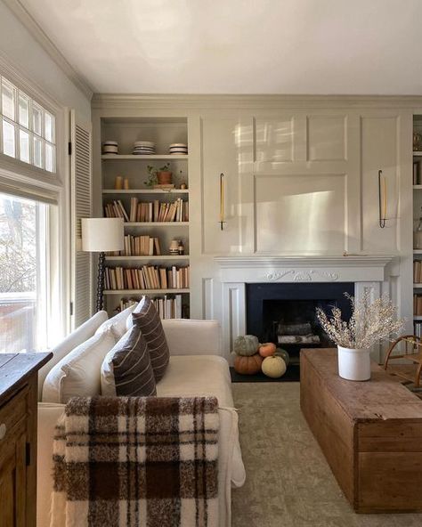 Classic Style Decor Interior Design, Nancy Meyers Fall Aesthetic, Mid Century Cottage Style, New England Home Interiors, New England Living Room, Nancy Meyers Living Room, Cozy Traditional Living Room, Cozy Traditional Home, Eclectic Traditional Decor