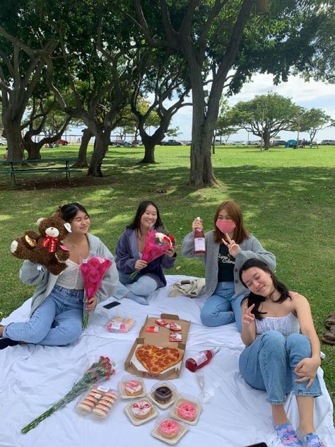 Best Friend Picnic Ideas, Summer Picnic Aesthetic, Picnic Outfit Ideas, Picnic Date Outfits, Date Food, Picnic Outfit Summer, Picnic Date Food, Picnic Photo Shoot, Picnic Pictures