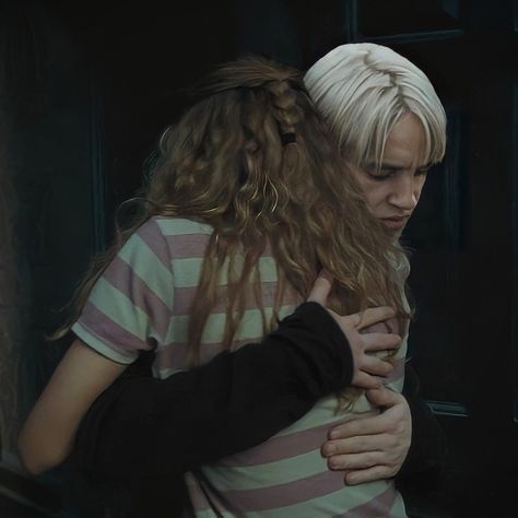 Draco And Hermione Fanfiction, Harry Potter Pin, Draco And Hermione, Cute Romance, Harry Potter Ships, Draco Harry Potter, Harry Potter Draco Malfoy, Harry Potter Gif, Harry Potter Hermione