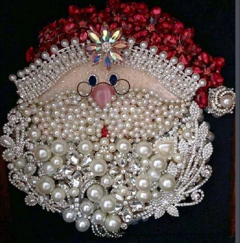 Santa Claus Face, Old Jewelry Crafts, Costume Jewelry Crafts, Jeweled Christmas Trees, Vintage Jewelry Ideas, Jewelry Frames, Vintage Jewelry Repurposed, Jeweled Christmas, Bells Christmas