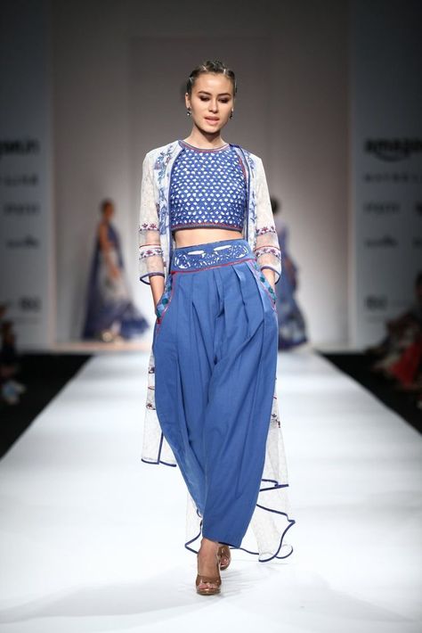 India Fashion Week, Amazon India, Indian Look, Kurti Designs Party Wear, Designer Dresses Indian, Indian Fashion Dresses, Desi Fashion, India Fashion, Indian Designer Wear