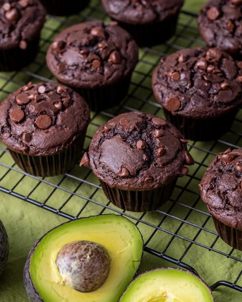 Chocolate Avocado Muffins Recipe Chocolate Avocado, Avocado Chocolate Muffins, Avocado Banana Muffins, Avocado Cupcakes, Healthy Chocolate Cupcakes, Chocolate Avocado Muffins, Moist Chocolate Chip Muffins, Chocolate Avocado Cake, Avocado Muffins