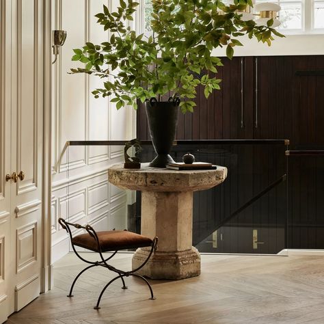 The Expert - 20 Experts That Will Design a Welcoming Entryway Minimalist Foyer, Minimal Entryway, Mid Century Modern Entryway, Cottage Entryway, Transitional Entryway, Traditional Entryway, Disc Interiors, Welcoming Entryway, Foyer Ideas