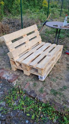 Pallet Patio Furniture Diy, Balcon Mic, Pallet Garden Furniture, Pallet Patio Furniture, Pallet Patio, Wood Projects Diy, Diy Couch, Furniture Plans Free, Pallet Furniture Outdoor