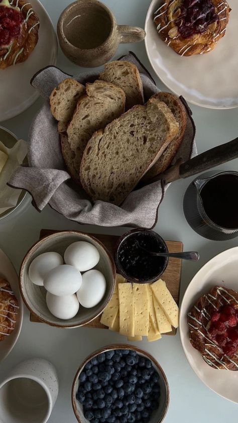 Breakfast Table Aesthetic, Scandinavian Breakfast, Fancy Bread, Pretty Breakfast, Healthy Food Dishes, Food Diary, Food Obsession, Pretty Food, Aesthetic Food