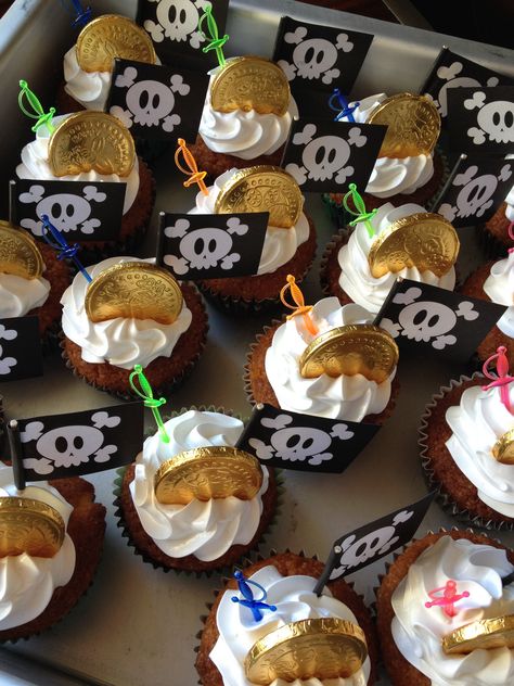 Pirate Cupcakes, Pirate Cupcake, One Piece Birthdays, Pirate Baby, Holiday Party Foods, Themed Desserts, Pirate Birthday Party, Baby Birthday Cakes, Kids Cups