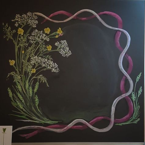 Waldorf Chalkboard Drawings Grade 1, Chalkboard Art Classroom, Back To School Chalkboard Art, Chalk Drawing Ideas, Blackboard Design, School Chalkboard Art, Chalkboard Flowers, Blackboard Drawing, Chalkboard Wall Art