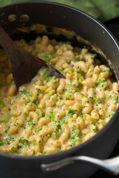 Easy to make mac and cheese that's packed with cheddar and broccoli. Tastes like broccoli cheese soup in mac and cheese form! So delicious! Stove Top Broccoli, Best Broccoli Recipe, Broccoli Mac And Cheese, Best Broccoli Cheese Soup, Healthy Broccoli Salad, Easy Mac N Cheese, Cheddar Mac And Cheese, Crockpot Mac And Cheese, Healthy Broccoli