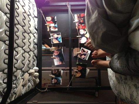 Hang pictures on twine at the end of your bunk bed! Perfect for second semester when I have the bottom bunk Bottom Bunk Bed Decor, Bottom Bunk Decor Ideas, Bunk Bed Wall Decor, Bottom Bunk Decor, Bunk Bed Decor Ideas, Lower Bunk Bed Decor Ideas, Bottom Bunk Ideas, Bottom Bunk Dorm Ideas, Bunk Bed Hacks Diy