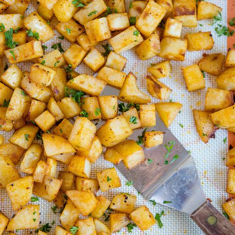 My Easy Breakfast Potatoes are crispy and flavorful on the outside, tender and fluffy on the inside. Made in your oven, these potatoes are a perfect side dish! Crispy Breakfast Potatoes, Baby Potato, Potatoes Crispy, Pasta Rice, Yellow Potatoes, Vegan Brunch, Breakfast Potatoes, Food Critic, Diced Potatoes