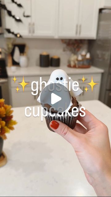 Ghost Cupcakes, Halloween Treats Easy, Halloween Cupcakes, Halloween Desserts, Halloween Food For Party, Chocolate Cupcakes, Halloween Ghosts, Halloween Treats, Frosting