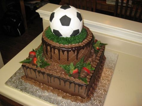 Soccer Cake for wedding for groomsmen something like this Football Sweets, Football Wedding Cake, Grooms Cake Tables, Courthouse Marriage, Soccer Cakes, Soccer Wedding, Chocolate Footballs, Zombie Wedding, Cakes Decor