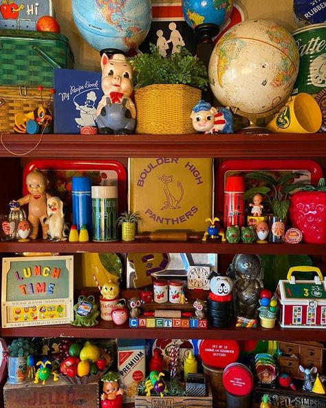 Collectors Room Ideas, Vintage Toy Display, Vintage Toy Store, Vintage Store Ideas, Store Inspiration, Antique Booth Ideas, Variety Store, Outside Room, Toy Shelves