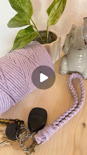 Macrame 5mm Cord Projects, Macreme Basic Knots Keychain Tutorial, Macrame Wristlet Keychain Tutorial, Macrame Wristlet Keychain Diy, Diy Macrame Keychain Tutorials, Easy Macrame Keychain, Wristlet Tutorial, Macrame Square, Macrame Square Knot