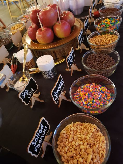 Fall Carmel Apple Bar, Carmel Apple Bar Set Up, Bar Charcuterie Board, Snack Carts, Bonfire Food, Halloween Gala, Caramel Apple Bar, Soup Party, Apple Bar