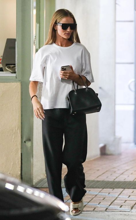 Street Style Comfy, Casual School Outfit, Outfit Basics, Sunglasses Celebrity, Basics Outfit, Minimal Closet, Rosie Huntington Whiteley Style, Dreamy Style, Leni Klum