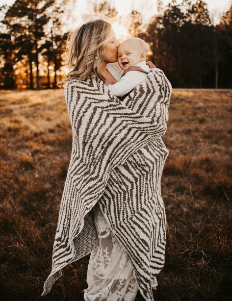 Mommy and me. Phototshoot. Boho family pictures Family Pictures With Blanket, Mommy And Me Photo Shoot Winter, Blanket Family Pictures, Family Photos With Blanket, Blanket Pictures Photo Ideas, Fall Family Photos With Blanket, Family Photos On Blanket, Family Photoshoot Blanket, Family Pictures On Blanket