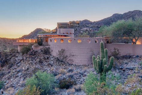 Last home designed by Frank Lloyd Wright will be auctioned off - Archpaper.com Robie House, Frank Lloyd Wright Design, Frank Lloyd Wright Homes, Sun House, Phoenix Homes, New York Museums, Organic Architecture, Frank Lloyd, Frank Lloyd Wright