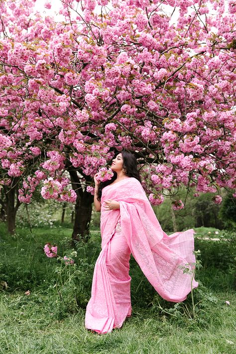 Spring Saree photoshoot in Regent's park - Margarita Karenko Photography Saree Shoot Photography Outdoor, Saree Shoot Outdoor, Outdoor Saree Photoshoot, Shari Poses, Sadi Poses Photo Shoot, Model Shoot Outdoor, Sarees Poses, Spring Season Photography, Ladies Pic