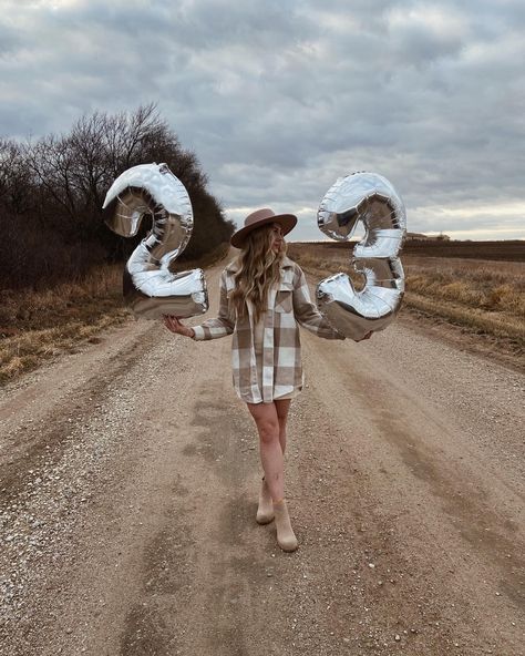 29th Birthday Picture Ideas, Cowgirl Birthday Pictures Photo Ideas, Birthday Photoshoot Ideas Country, 16 Bday Outfit Ideas, 21st Birthday Photoshoot Outside, Country Birthday Pictures, Country Birthday Photoshoot, 20th Birthday Photoshoot Outdoor, Birthday Photos Outside