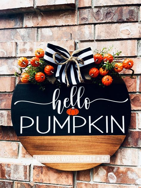 Farmhouse Doors, Pumpkin Door Hanger, Beautiful Pumpkins, Pumpkin Door, Halloween Wood Crafts, Fall Door Hangers, Round Wood Sign, Door Signs Diy, Front Door Signs