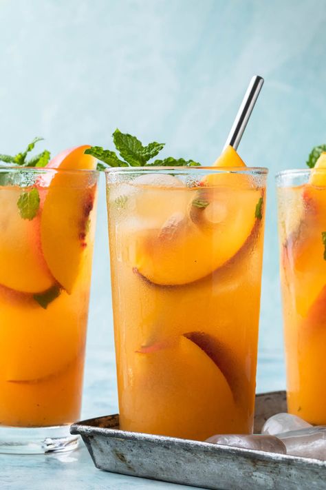 Peach Mojito Recipe, Peach Mojito, Banana Cocktails, Mint Cocktails, Peach Cocktail, Peach Drinks, Peach Puree, Easy Cocktail, Mojito Recipe